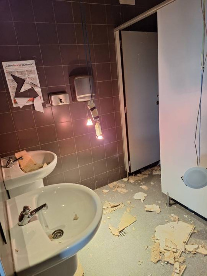 Hace unos días apareció un baño destrozado.