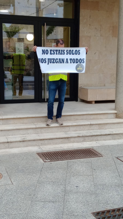 Pancarta de apoyo a los agricultores juzgados.