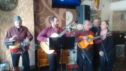 Luis Quiroga y el Trío Sabor Latino tocando boleros en un baile vermú