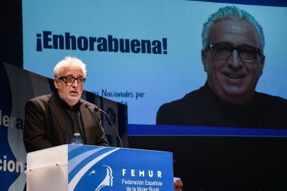 El actor y humorista Leo Harlem interviene tras ser uno de los galardonados en la Gala XVIII Premios Nacionales por la Igualdad FEMUR, este martes en Segovia.