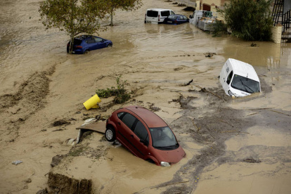 Estado en el que han quedado los coches en la localidad malagueña de Álora tras el desborde del río Guadalhorce debido a las lluvias torrenciales.