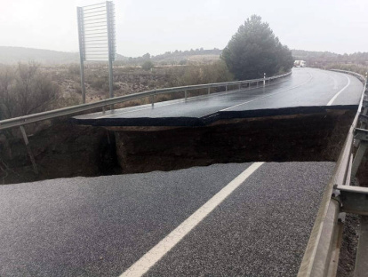 Derrumbe de la calzada que ha ocasionado un corte de tráfico en la A334 pk 32, de la variante de Serón (Almería) debido a las fuertes lluvias al paso de la dana que está ocasionando innumerables incidentes en Andalucía.