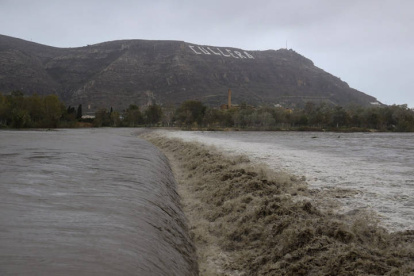 Vista general del río Júcar a su paso por Cullera (Valencia) que lleva un gran caudal debido a las lluvias torrenciales que afectan a la Comunitat Valenciana.