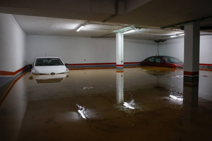 Vista general de un garaje anegado debido a las lluvias torrenciales que afectan a la Comunitat Valenciana, y especialmente a la provincia de Valencia.