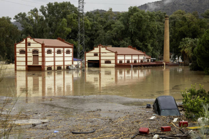 Estado en el que ha quedado casas y coches en la localidad malagueña de Álora tras el desborde del río Guadalhorce debido a las lluvias torrenciales