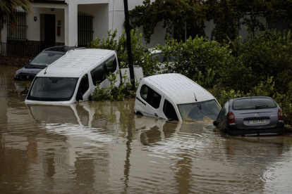 Estado en el que ha quedado los coches en la localidad malagueña de Álora tras el desborde del río Guadalhorce debido a las lluvias torrenciales.