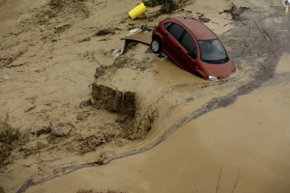 Estado en el que ha quedado un coche en la localidad malagueña de Álora tras el desborde del río Guadalhorce debido a las lluvias torrenciales.