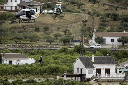 Agentes de la Guardia Civil rescatan con un helicóptero a varios vecinos de la localidad malagueña de Álora tras quedarse incomunicados.