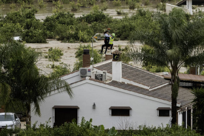 Agentes de la Guardia Civil rescatan con un helicóptero a varios vecinos de la localidad malagueña de Álora tras quedarse incomunicados.