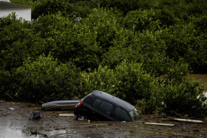 Estado en el que ha quedado los coches en la localidad malagueña de Álora tras el desborde del río Guadalhorce debido a las lluvias torrenciales.