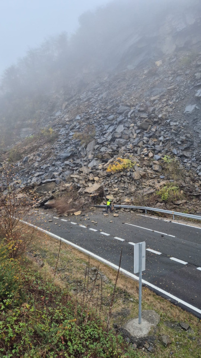 Un desprendimiento de rocas corta la AP-66 en la zona de Lena (Asturias) y obliga a establecer desvíos por la N-630