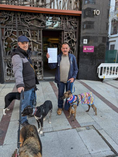 Representantes de los afectados, con sus perros y las firmas en la puerta del Ayuntamiento de León.