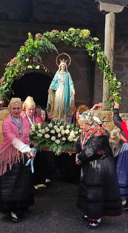 Imagen de la procesión que volverá a salir este domingo bajo arcos de yedra y flores.