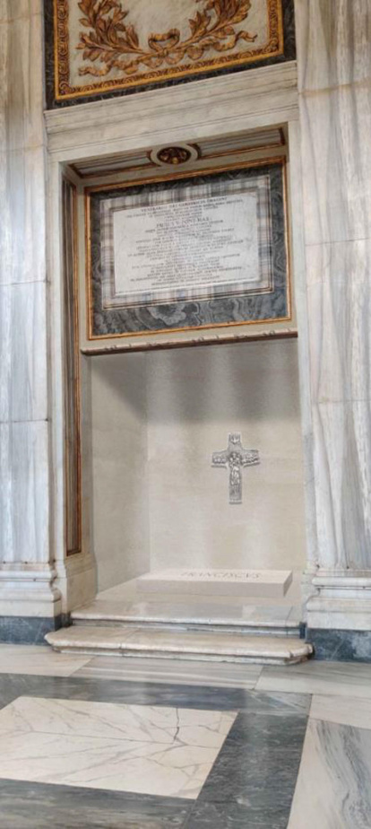 La tumba del papa Francisco en la basílica romana de Santa María La Mayor será sencilla, en el suelo, y contará con una reproducción de su crucifijo pectoral, reveló este jueves la Santa Sede al divulgar la primera foto del sepulcro. EFE/Vaticano SOLO USO EDITORIAL/SOLO DISPONIBLE PARA ILUSTRAR LA NOTICIA QUE ACOMPAÑA (CRÉDITO OBLIGATORIO)