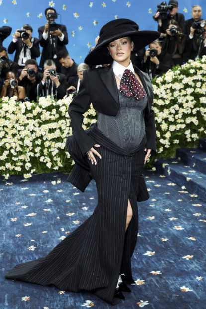 Rihanna posa en la alfombra roja de los MET.