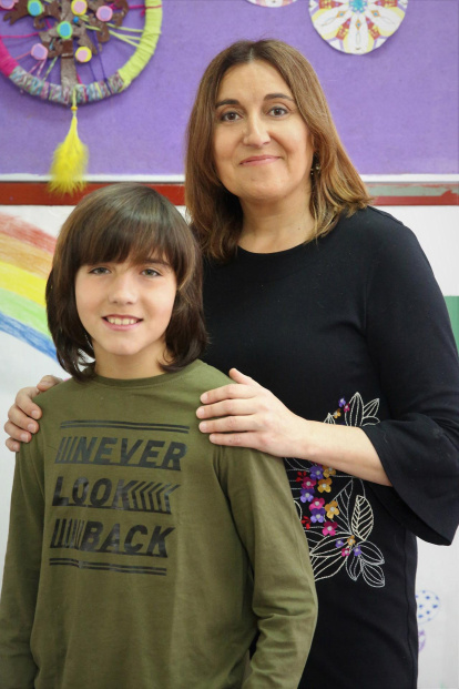 Eva Solaz y un escolar, representando un vínculo emocional consciente.
