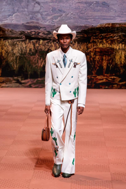 Louis Vuitton bajo la batuta de Pharrell Williams, presentaba durante la semana de la moda de París un desfile que parecía recrear las películas del oeste. EFE/EPA/TERESA SUAREZ