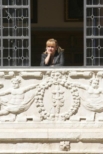 Isabel Carrasco, asomada a la ventana en el Palacio de los Guzmanes.
