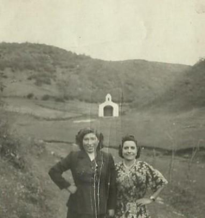 Hortensia Mateos y su tía María, con la ermita al fondo a finales de los años cincuenta o principios de los sesenta.