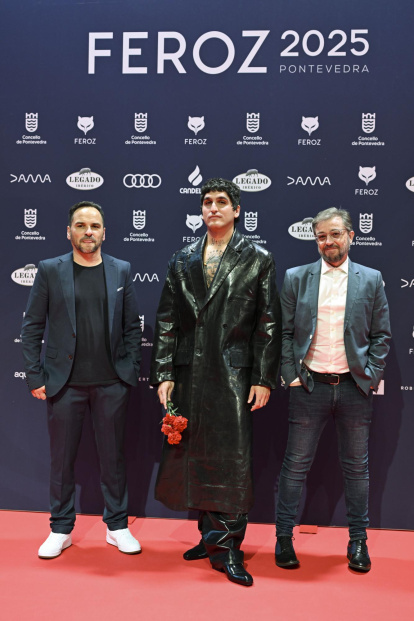 El actor Daniel Fernández Pozo, La Dani, posa junto a los guionistas Javier Durán (d) y Diego Soto (i), a su llegada a la gala de entrega de la duodécima edición de los Premios Feroz, este sábado en Pontevedra. EFE/ Brais Lorenzo