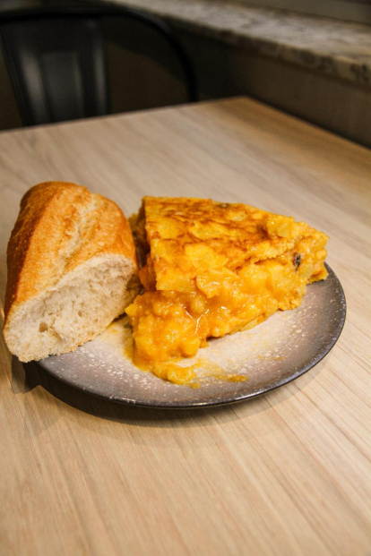 La tortilla clásica del bar Baeza del Polígono X.