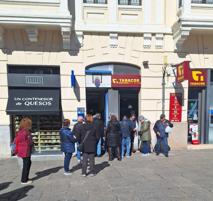 Primeras colas para comprar la Lotería de Navidad en León.