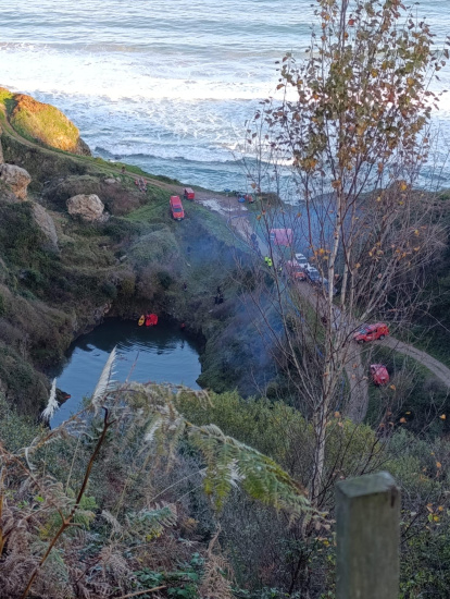La UME de León y la Policía de Asturias realizan la misión en la balsa de la mina de Berbes.