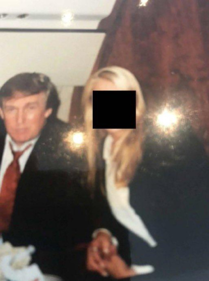 Imagen de Donald Trump junto a Jeffrey Epstein publicada por los demócratas