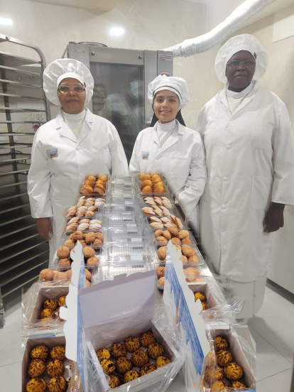 Tres monjas del convento de clausura de las MM. Concepcionistas de León en el obrador.