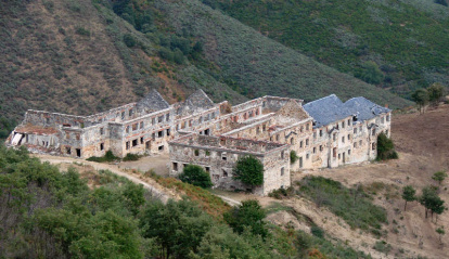 Así estaba el poblado a comienzos de siglo. El antiguo economato es primer edificio a la derecha, sin techar.