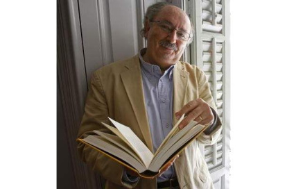 El poeta leonés Antonio Colinas, en su casa.