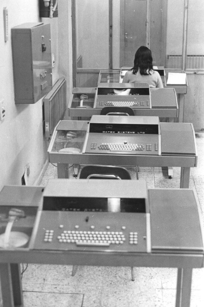 Teclados de cinta perforada en el departamento de fotocomposición de Pablo Flórez