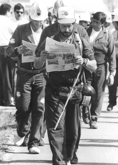 Diario de León ha permanecido fiel a los acontecimientos más decisivos de la provincia. En la foto, un minero de la llamada Marcha Negra, por la defensa de la minería leonesa, se mantiene informado