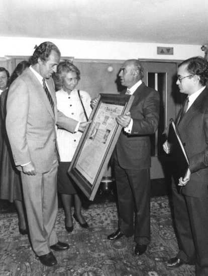 Servando Torío de las Eras y José Luis Rodríguez, entregando a sus Majestades los Reyes de España, don Juan Carlos y doña Sofía, una portada del Diario, durante una visita a León