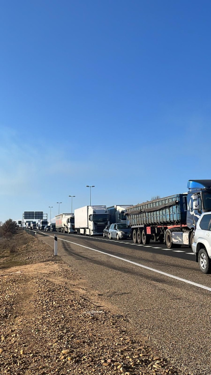 os tractores cortan la entrada a la A-66 a la altura de La Virgen del Camino