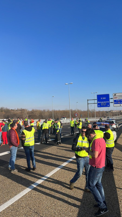 os tractores cortan la entrada a la A-66 a la altura de La Virgen del Camino