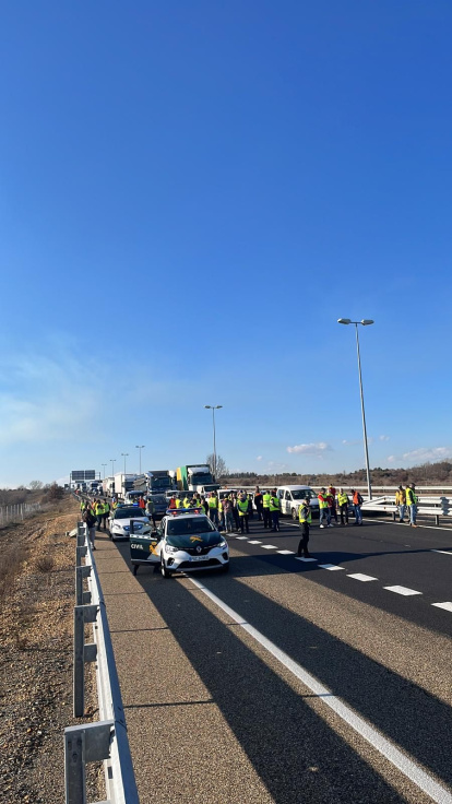 os tractores cortan la entrada a la A-66 a la altura de La Virgen del Camino