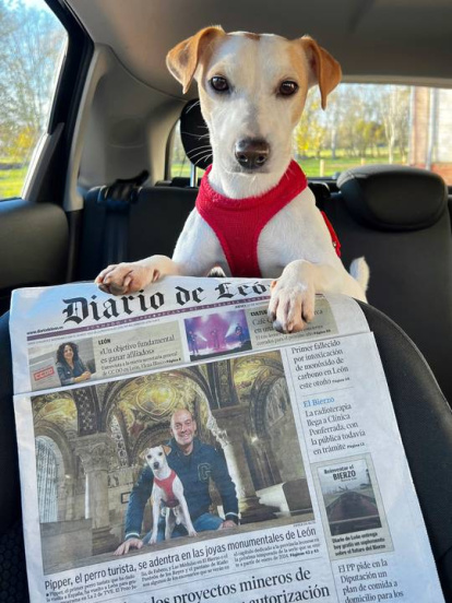 Pipper con un ejemplar del Diario de León el día que protagonizó la portada del periódico.