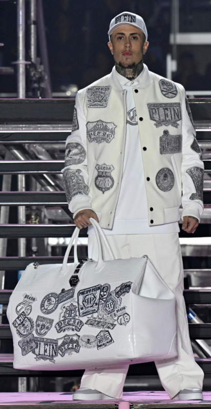 Modelo con diseñosde Philipp Plein en la pasarela de Milán.