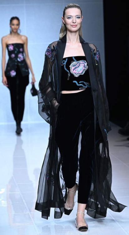 Modelo con diseño de Armani.