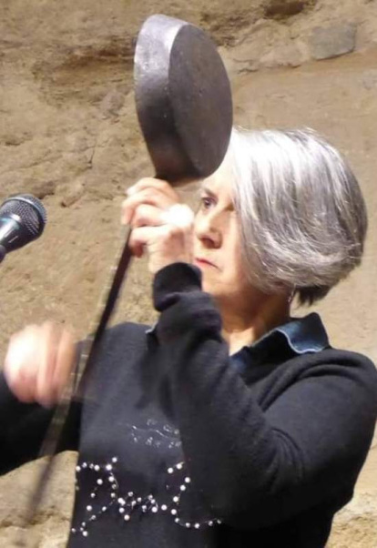 Sacando música de la sartén.