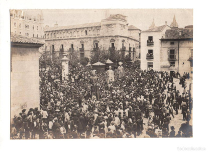 Desfile de cabezudos en la plaza de San Marcelo.