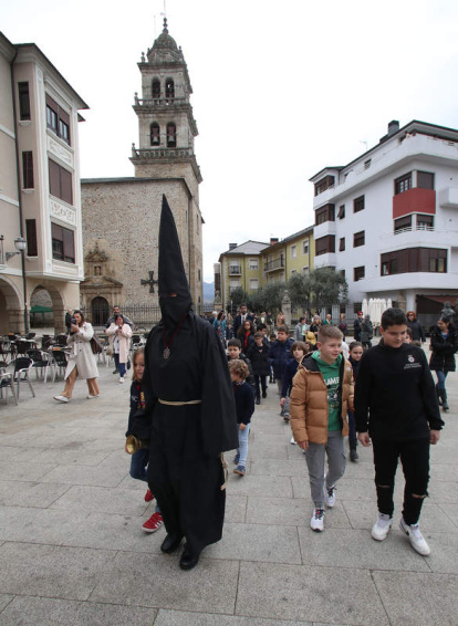 Vicente Parra, el Lambrión de carne y hueso, sale de la Basílica de la Encina para anunciar la Semana Santa.