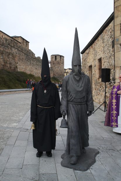 Vicente Parra, el Lambrión de carne y hueso, posa junto a la estatua en bronce de 2,70 metros fundida según un diseño de Tomás Bañuelos y Soraya Triana