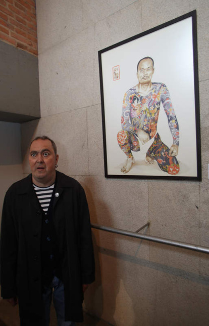 Luis Silva junto a uno de sus tatuados.