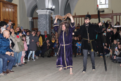 Las tres caídas fueron representadas por Mariano Cardoso como el nazareno y Víctor Santiago el Judío.