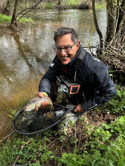 Francisco Javier Älvarez Tejedor con una trucha pescada en el inicio de la temporada.