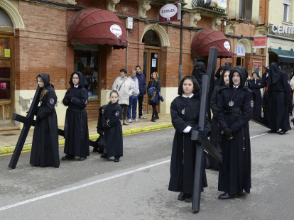 Las cruces cortas son procesionadas por los más pequeños.