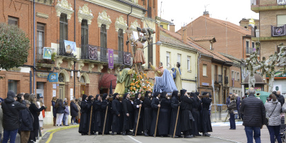 Populares vueltas a los pasos durante el recorrido procesional.