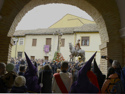 Contemplando el paso de la procesión.